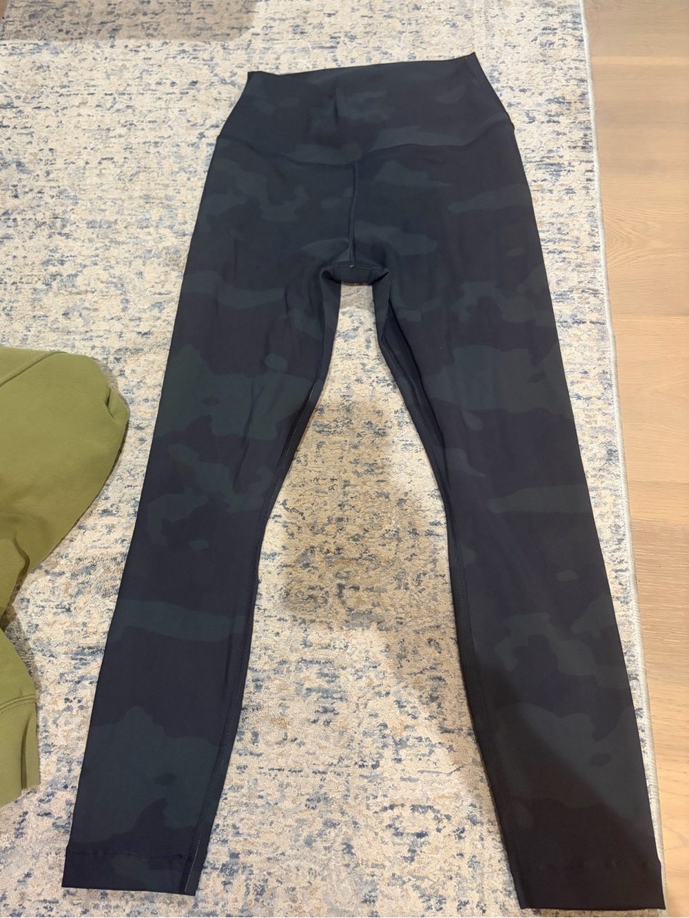 ALO Yoga Black & Dark Green Camo High-Rise Leggings size M